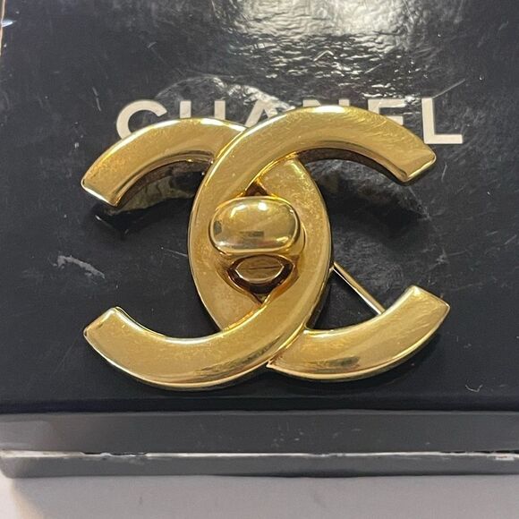 Chanel Vintage Turn Lock Interlocking CC Brooch from 1996. - Picture 1 of 5